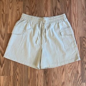 Cream high waisted cargo shorts with waist tie Size 36 MEX - 12 USA - NWOT
